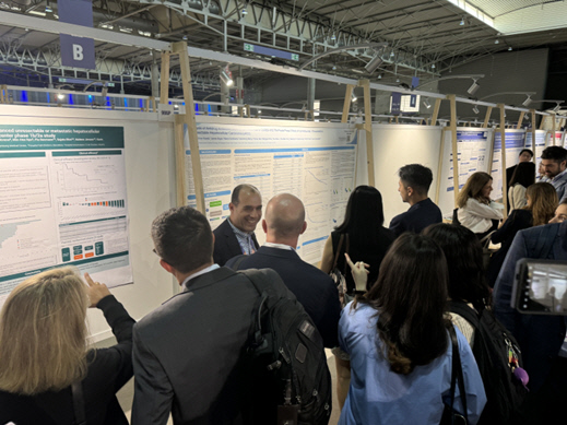 리보세라닙 관련 연구 결과 포스터 발표 현장. HLB 제공.